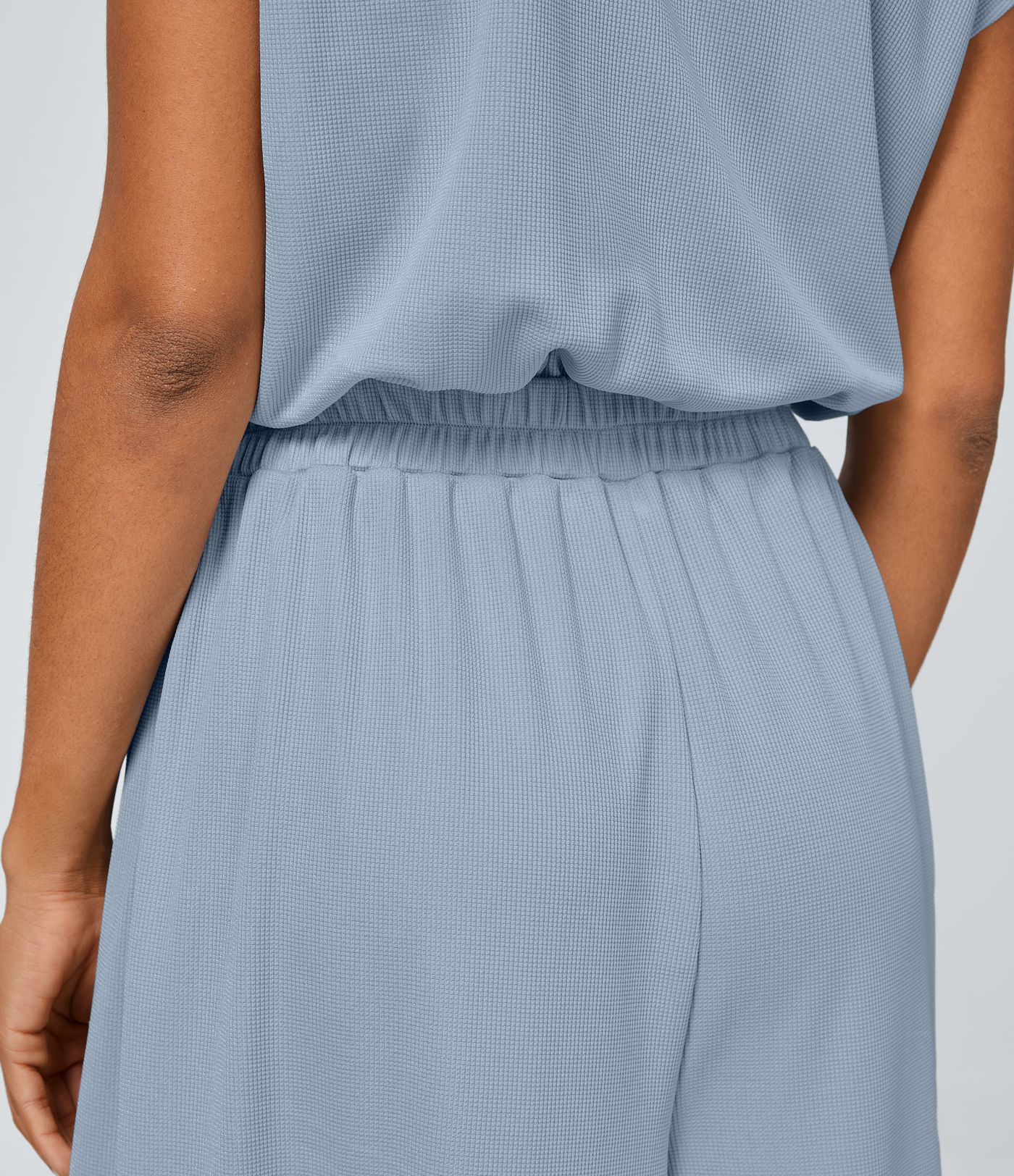 Jumpsuit mit V-Ausschnitt, kurzen Ärmeln, plissierten Seitentaschen und weitem Bein, fließendem Waffelmuster