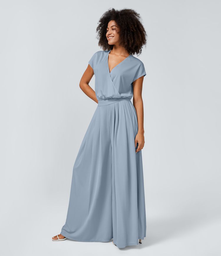 Jumpsuit mit V-Ausschnitt, kurzen Ärmeln, plissierten Seitentaschen und weitem Bein, fließendem Waffelmuster