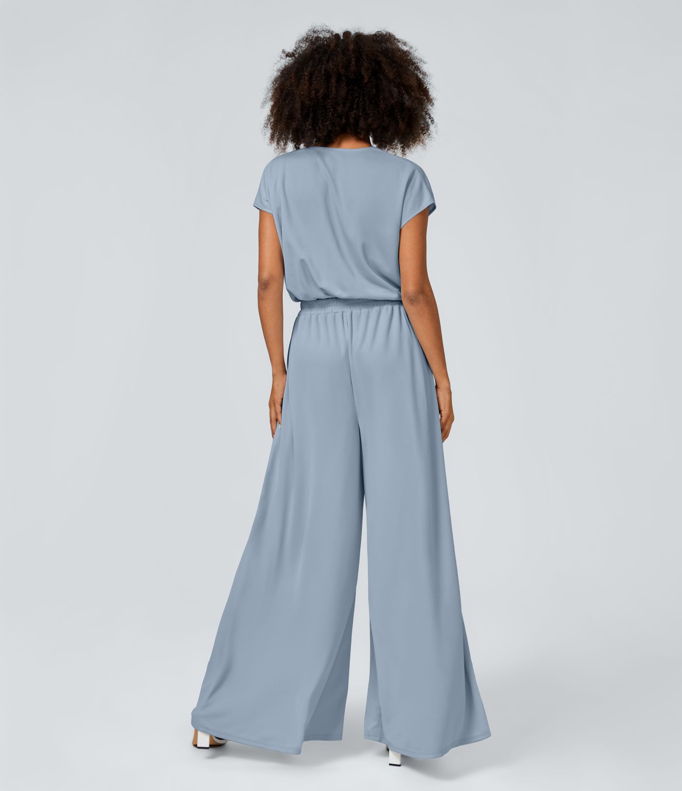 Jumpsuit mit V-Ausschnitt, kurzen Ärmeln, plissierten Seitentaschen und weitem Bein, fließendem Waffelmuster