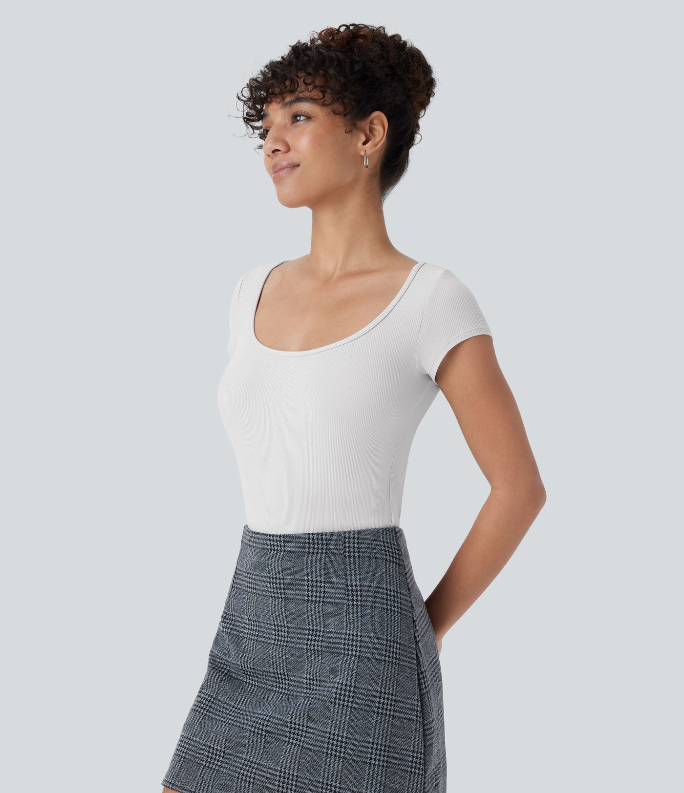 Enganliegender Arbeits-Bodysuit aus Rippenstrick mit U-Ausschnitt, kurzen Ärmeln und Druckknöpfen