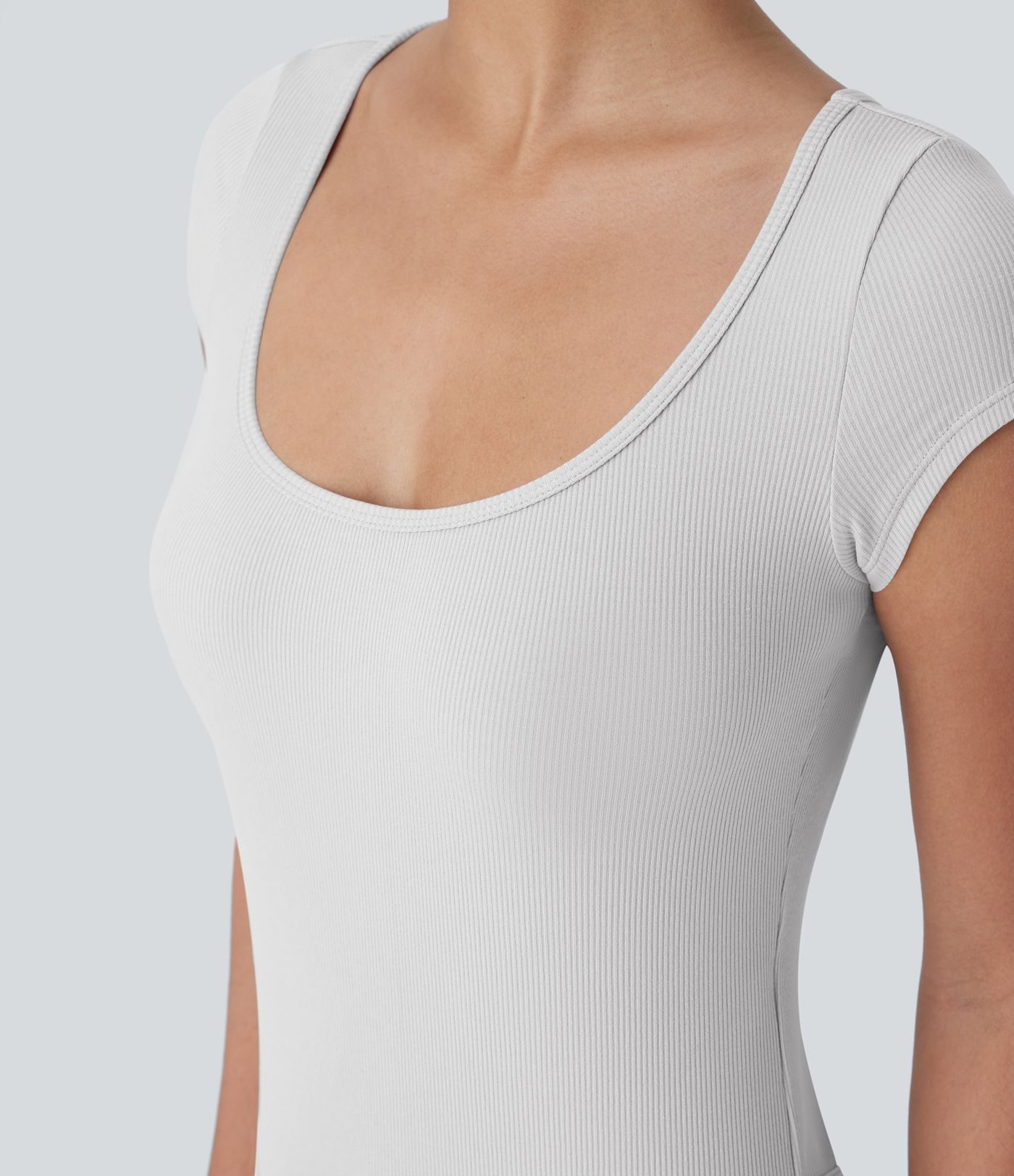 Enganliegender Arbeits-Bodysuit aus Rippenstrick mit U-Ausschnitt, kurzen Ärmeln und Druckknöpfen