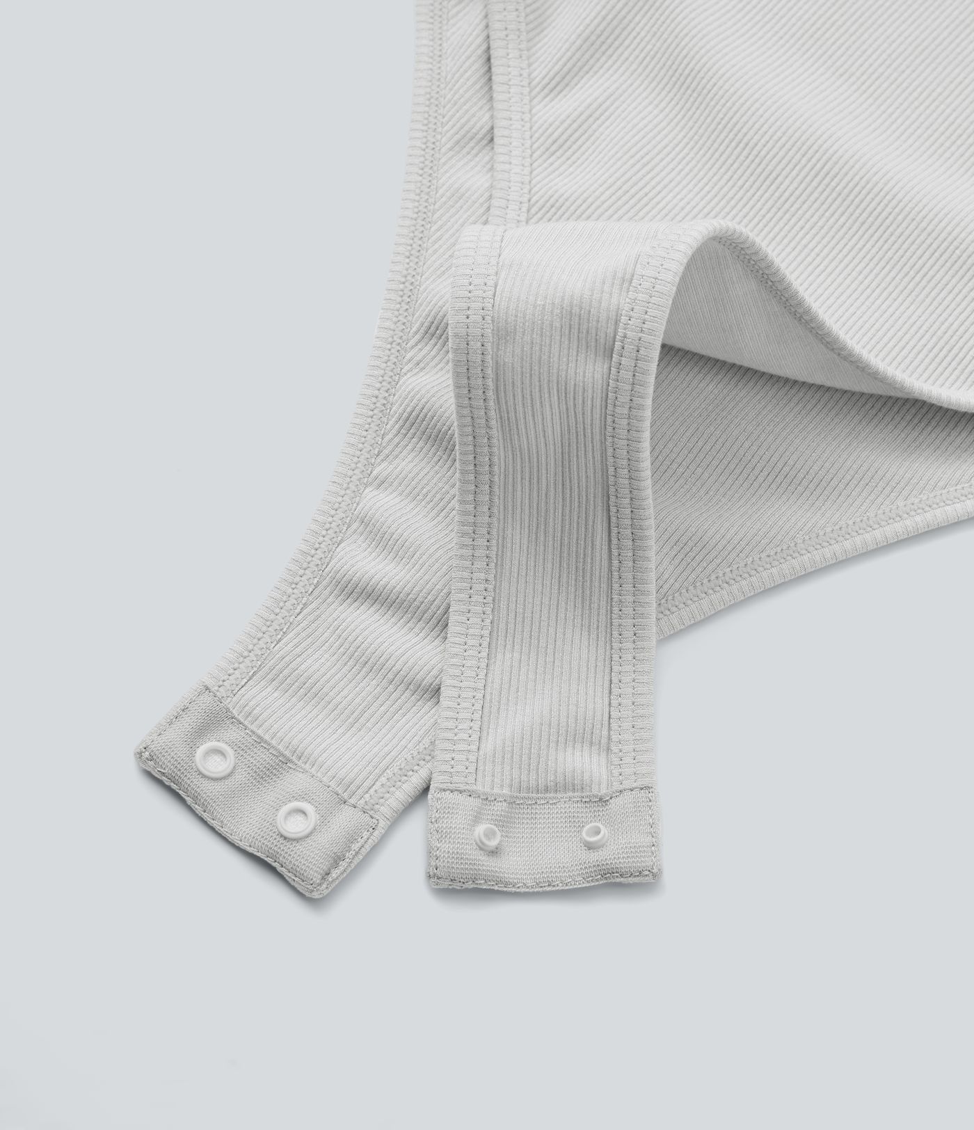 Enganliegender Arbeits-Bodysuit aus Rippenstrick mit U-Ausschnitt, kurzen Ärmeln und Druckknöpfen