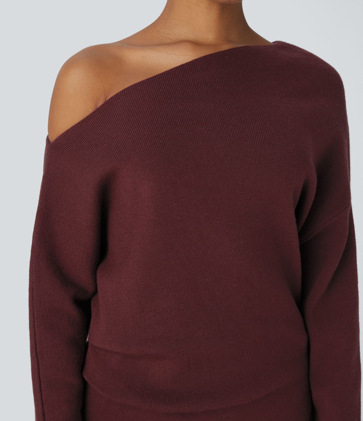 Schulterfreier, langärmliger Pullover mit Schlitz