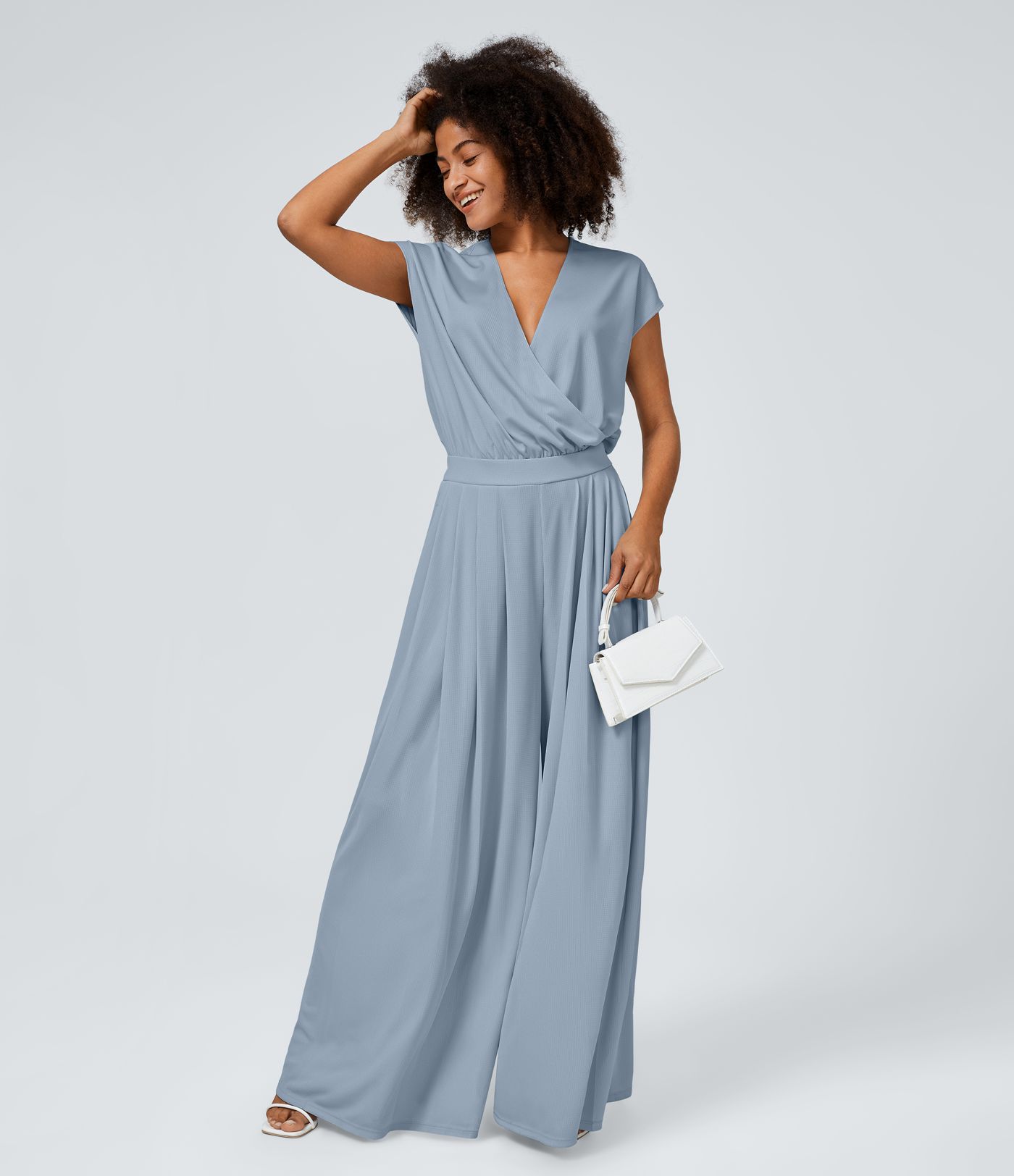 Jumpsuit mit V-Ausschnitt, kurzen Ärmeln, plissierten Seitentaschen und weitem Bein, fließendem Waffelmuster