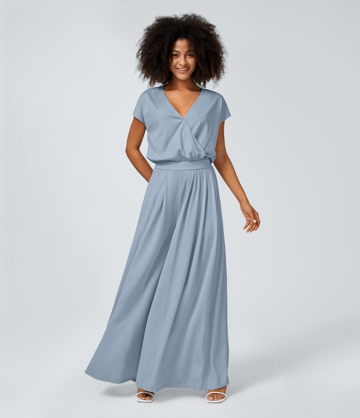 Jumpsuit mit V-Ausschnitt, kurzen Ärmeln, plissierten Seitentaschen und weitem Bein, fließendem Waffelmuster