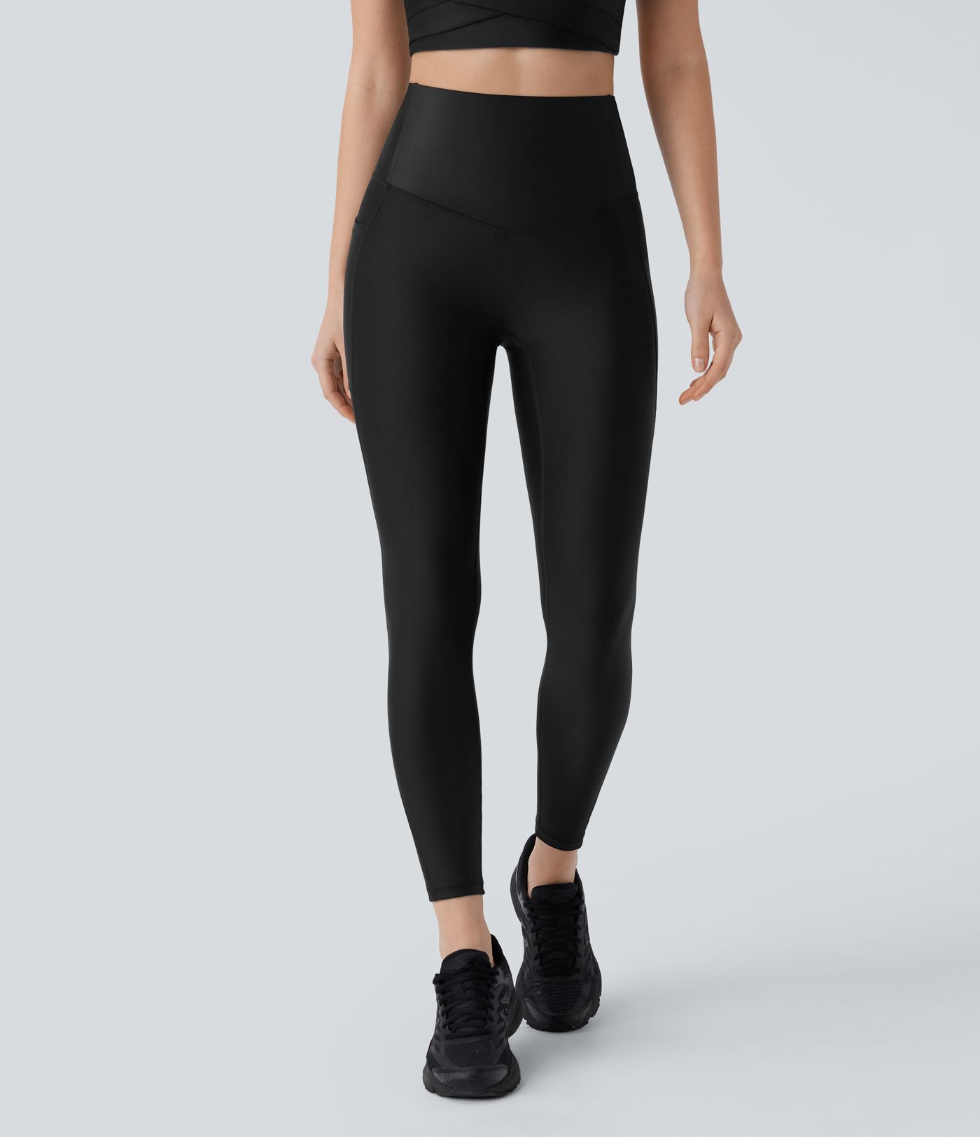 Leggins de entrenamiento de cintura alta SoCinched con control de abdomen, bolsillos y acabado brillante