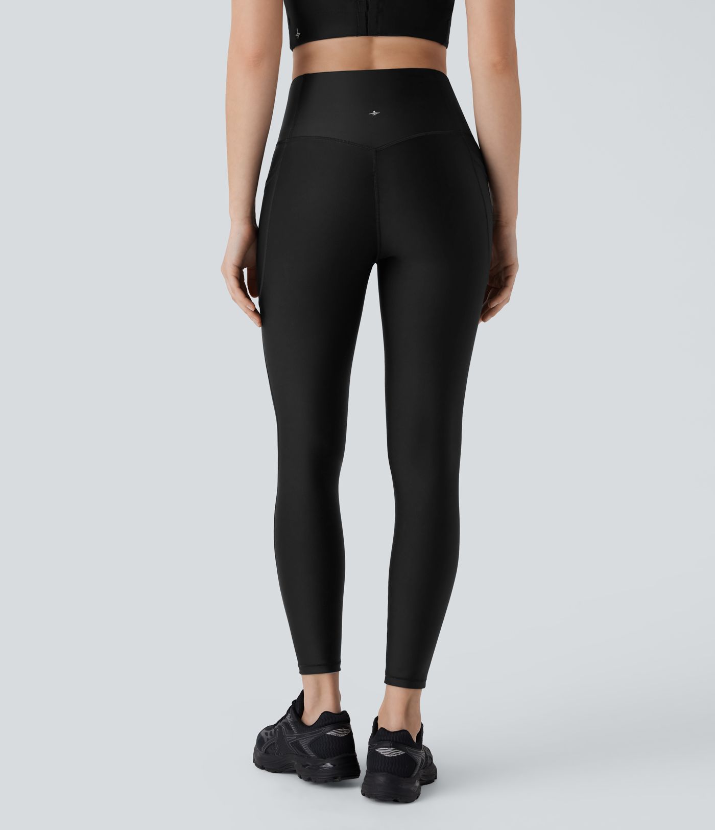 Leggins de entrenamiento de cintura alta SoCinched con control de abdomen, bolsillos y acabado brillante