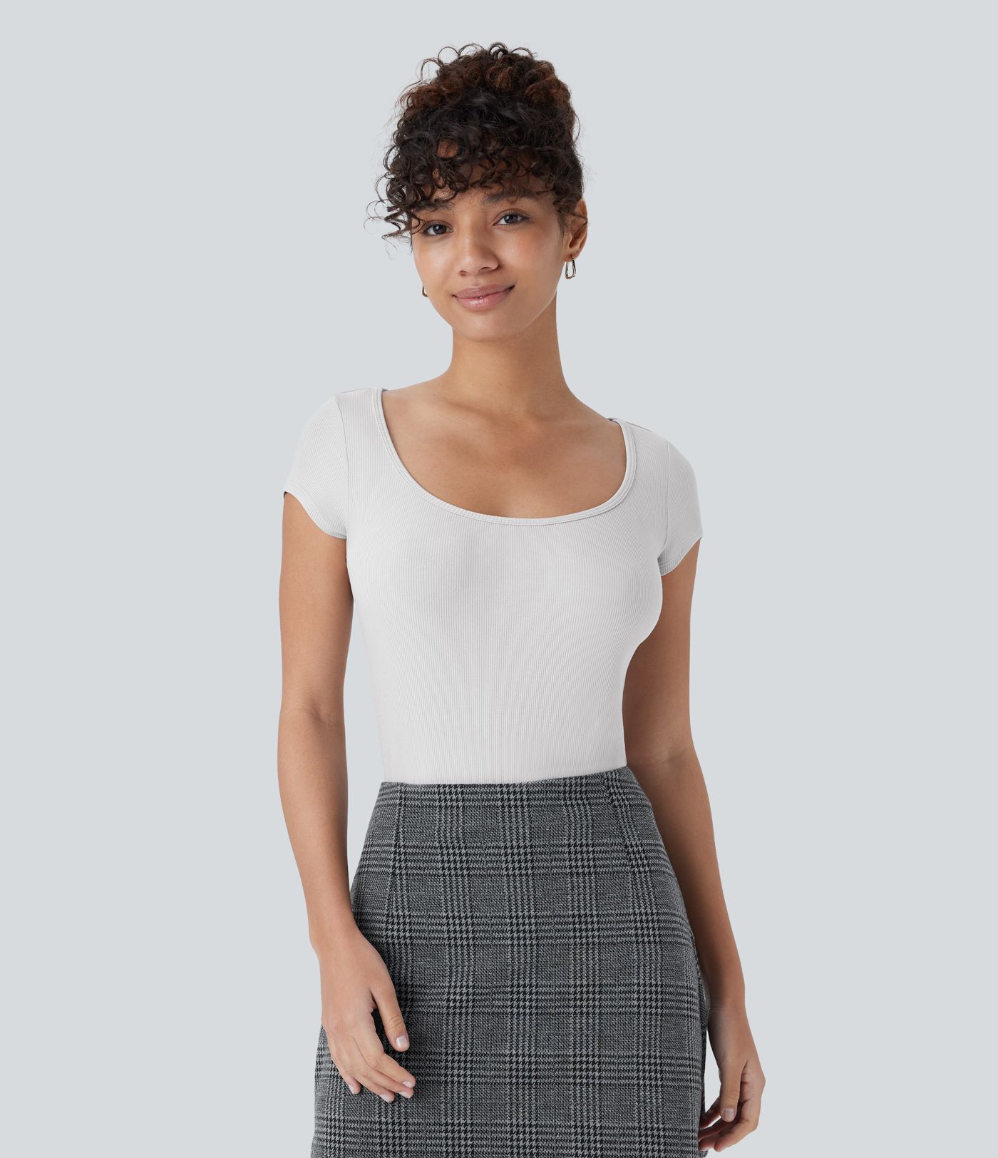 Enganliegender Arbeits-Bodysuit aus Rippenstrick mit U-Ausschnitt, kurzen Ärmeln und Druckknöpfen