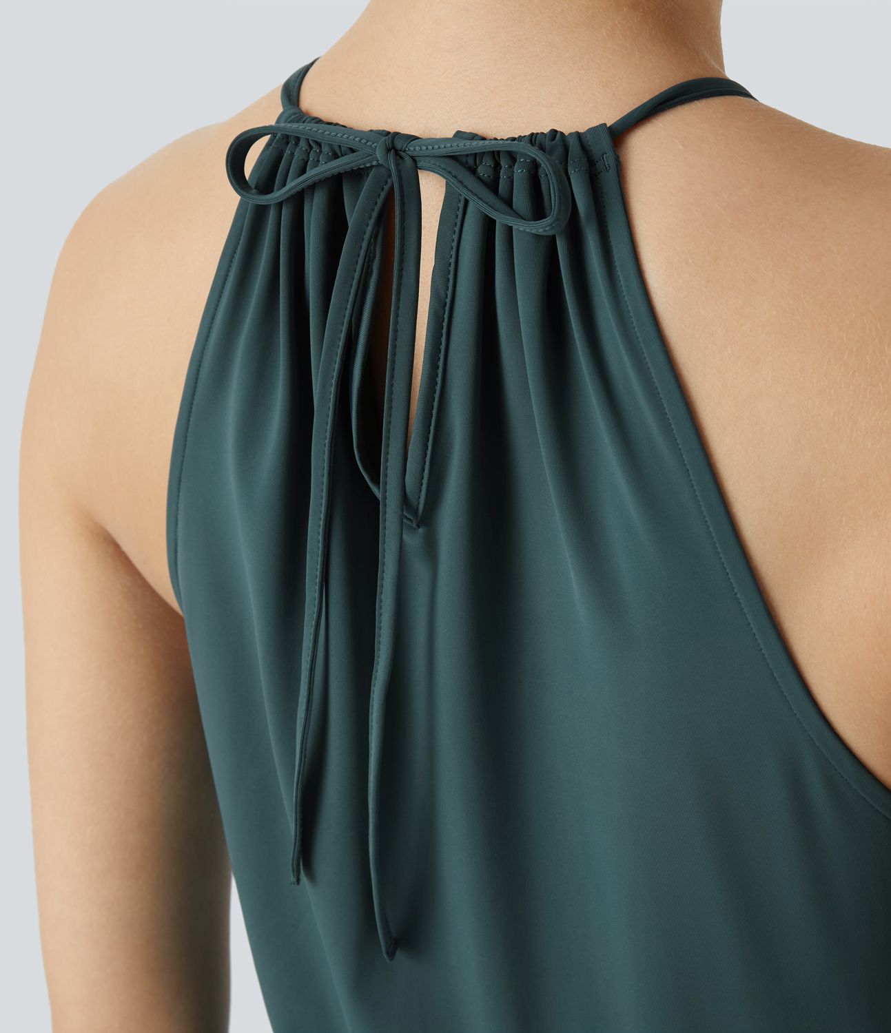 Fließendes Maxi-Partykleid mit verstellbarem Neckholder, Seitentaschen und geschlitztem Saum