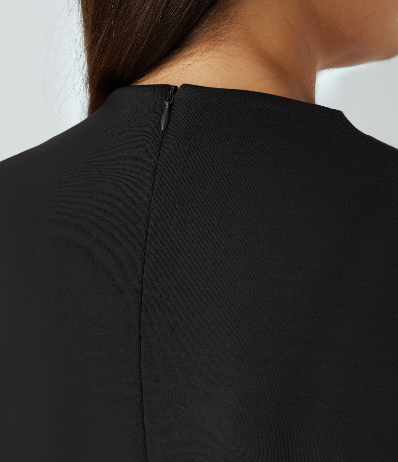 Mono pierna ancha cuello vuelto fruncido cremallera invisible bolsillo lateral plisado