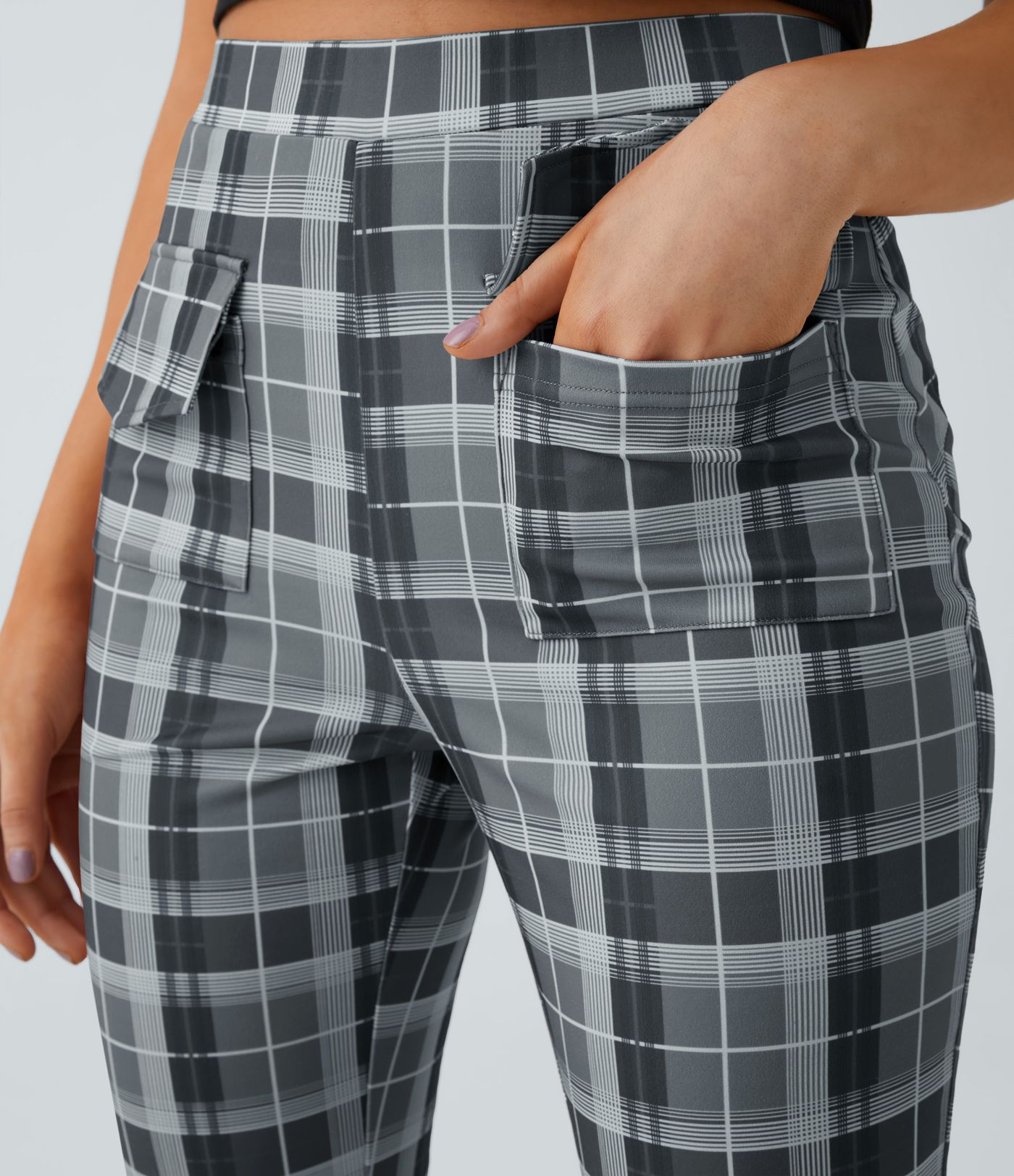 Pantalón acampanado a cuadros con bolsillos y tiro alto