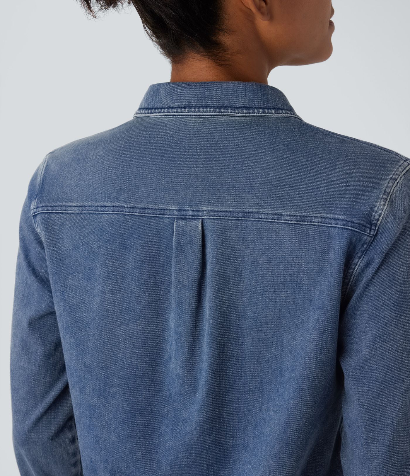 Camisa Halara Flex™ Denim mezclilla elástico tacto fresco bolsillo pecho botón manga larga cuello