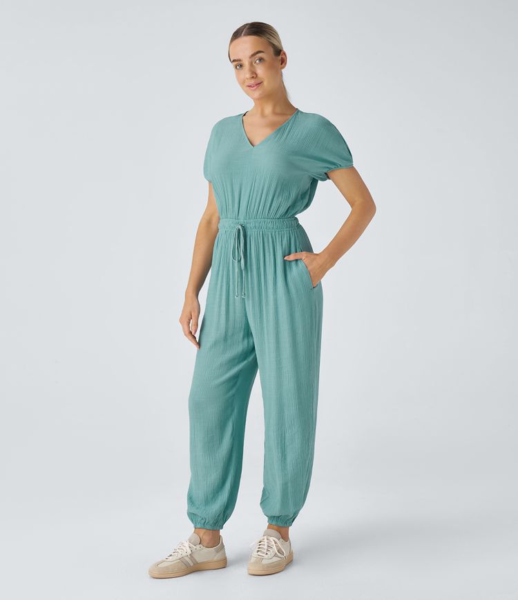 Plissierter, lässiger Jogger-Jumpsuit mit V-Ausschnitt, Schlüssellochrücken, kurzen Ärmeln, Kordelzug und Seitentaschen