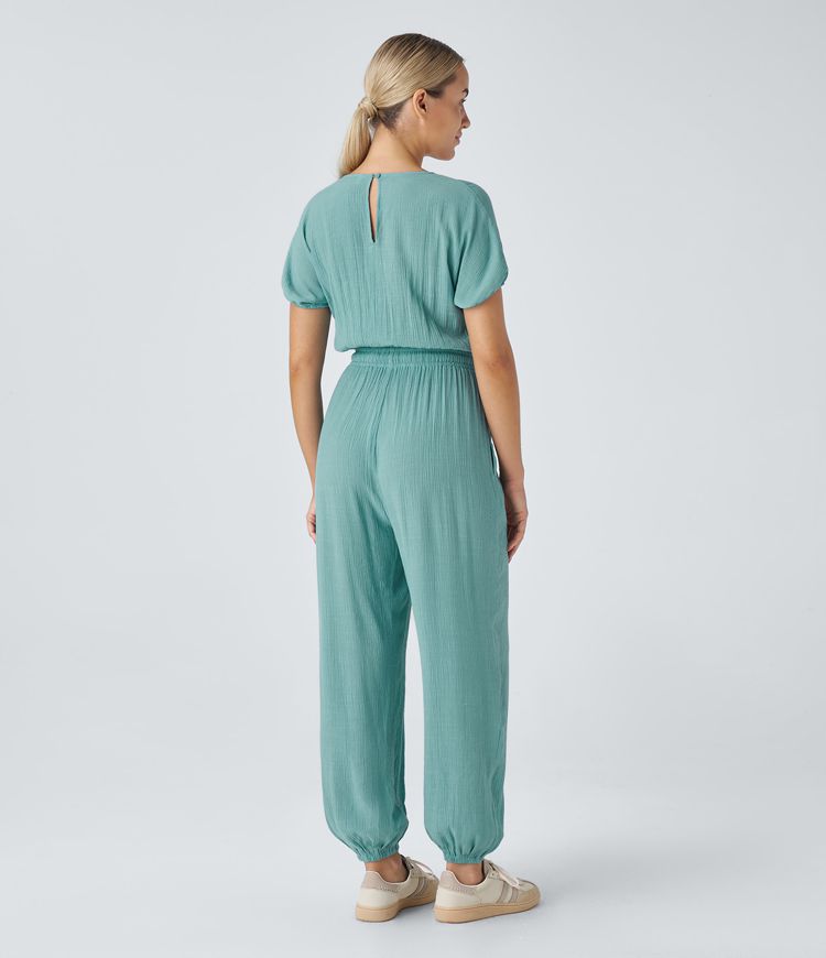 Plissierter, lässiger Jogger-Jumpsuit mit V-Ausschnitt, Schlüssellochrücken, kurzen Ärmeln, Kordelzug und Seitentaschen