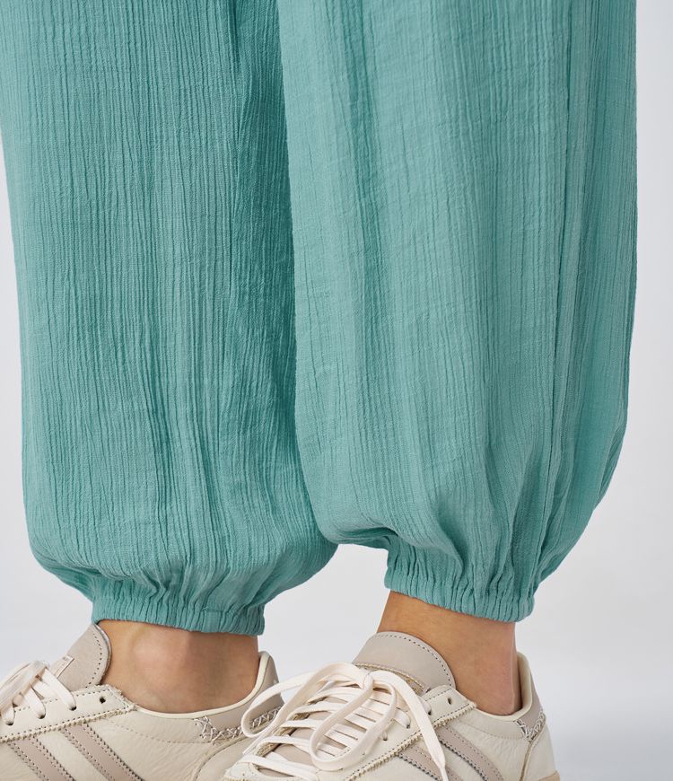 Plissierter, lässiger Jogger-Jumpsuit mit V-Ausschnitt, Schlüssellochrücken, kurzen Ärmeln, Kordelzug und Seitentaschen