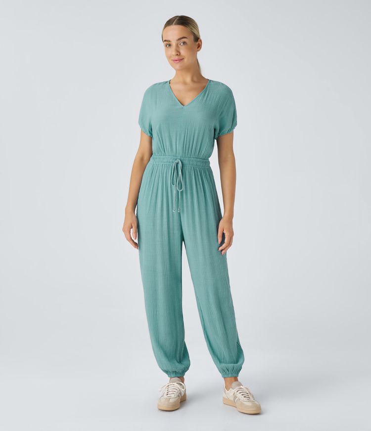 Plissierter, lässiger Jogger-Jumpsuit mit V-Ausschnitt, Schlüssellochrücken, kurzen Ärmeln, Kordelzug und Seitentaschen