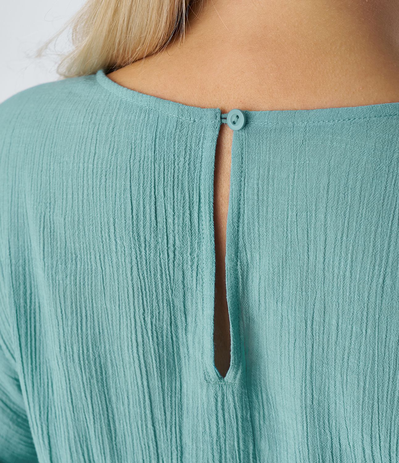 Pleated, relaxed jogger jumpsuit with V-neck, keyhole back, short sleeves, drawstring and side pockets