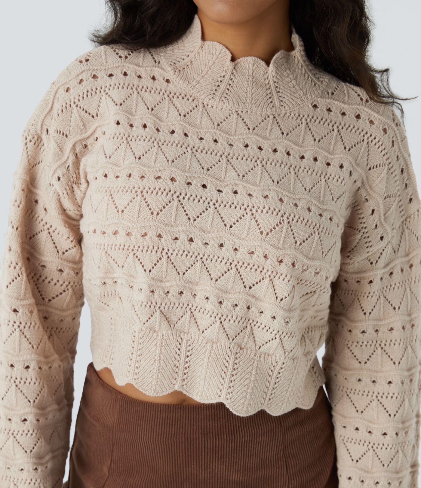 Kõrge kaelusega, piiskopi varrukatega, lainelise äärega, lahtise silmkoega vabaajakinnas