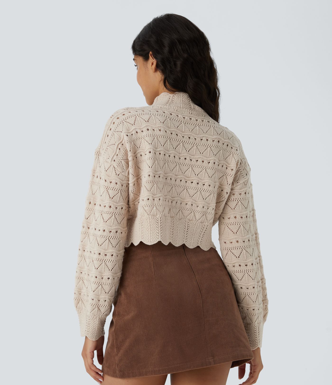 Kõrge kaelusega, piiskopi varrukatega, lainelise äärega, lahtise silmkoega vabaajakinnas