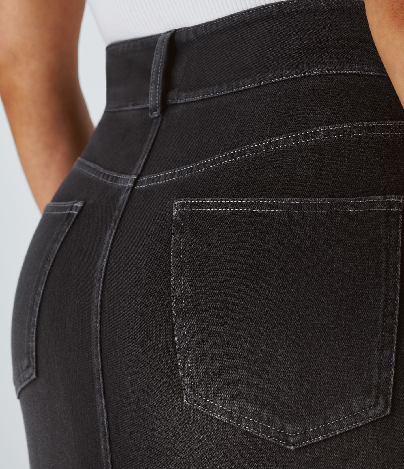 Halara Flex™ midi sukně z praného džínového materiálu s vysokým pasem a kapsami, volnočasový střih