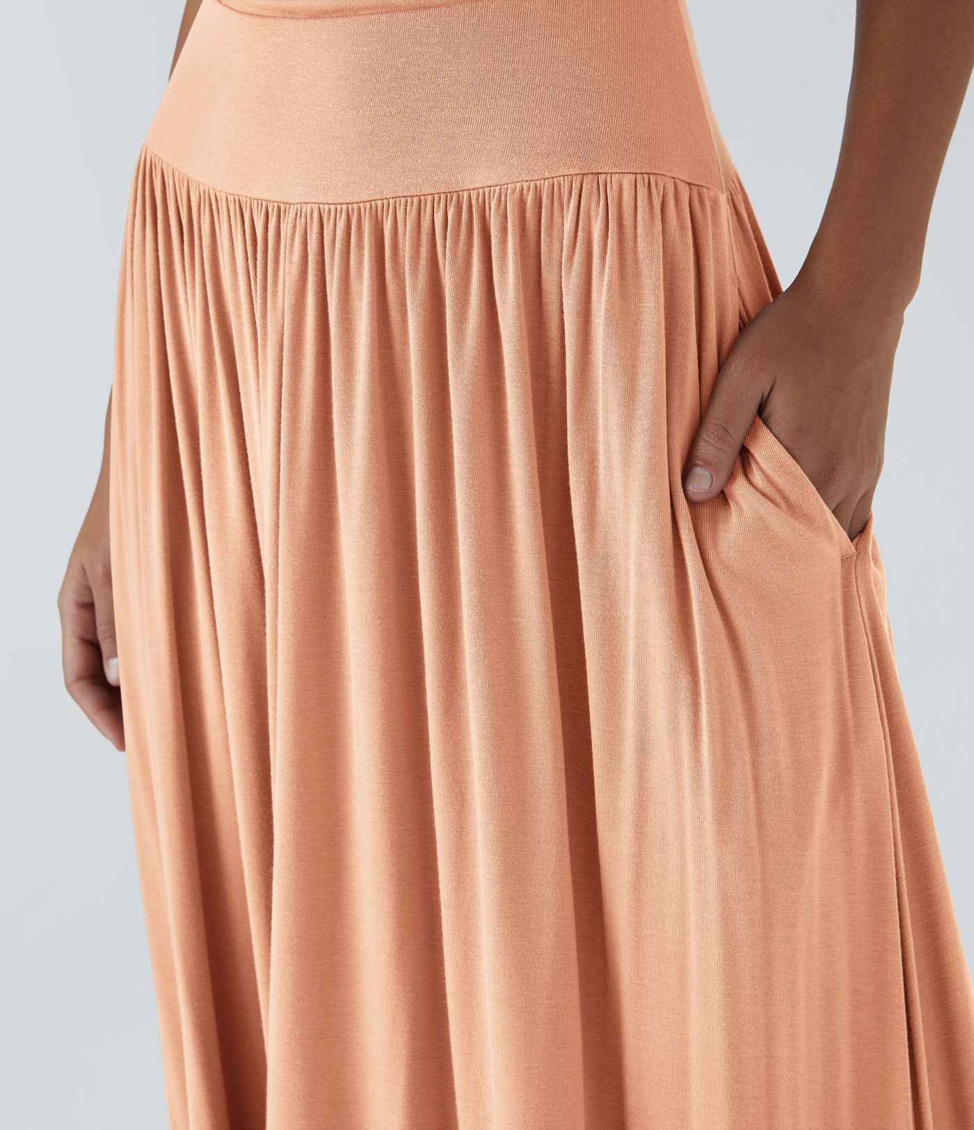 Robe longue décontractée à encolure bateau, bretelles asymétriques, côtés froncés et poches