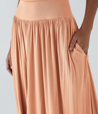 Robe longue décontractée à encolure bateau, bretelles asymétriques, côtés froncés et poches