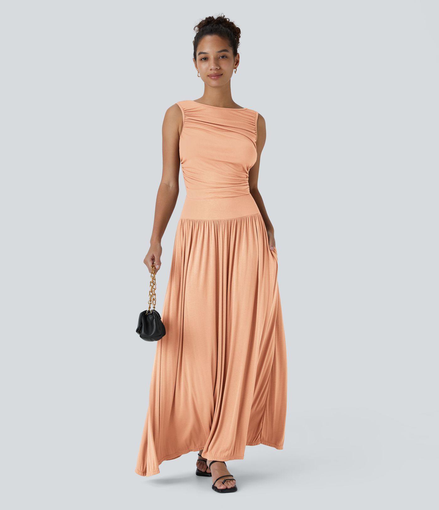 Robe longue décontractée à encolure bateau, bretelles asymétriques, côtés froncés et poches