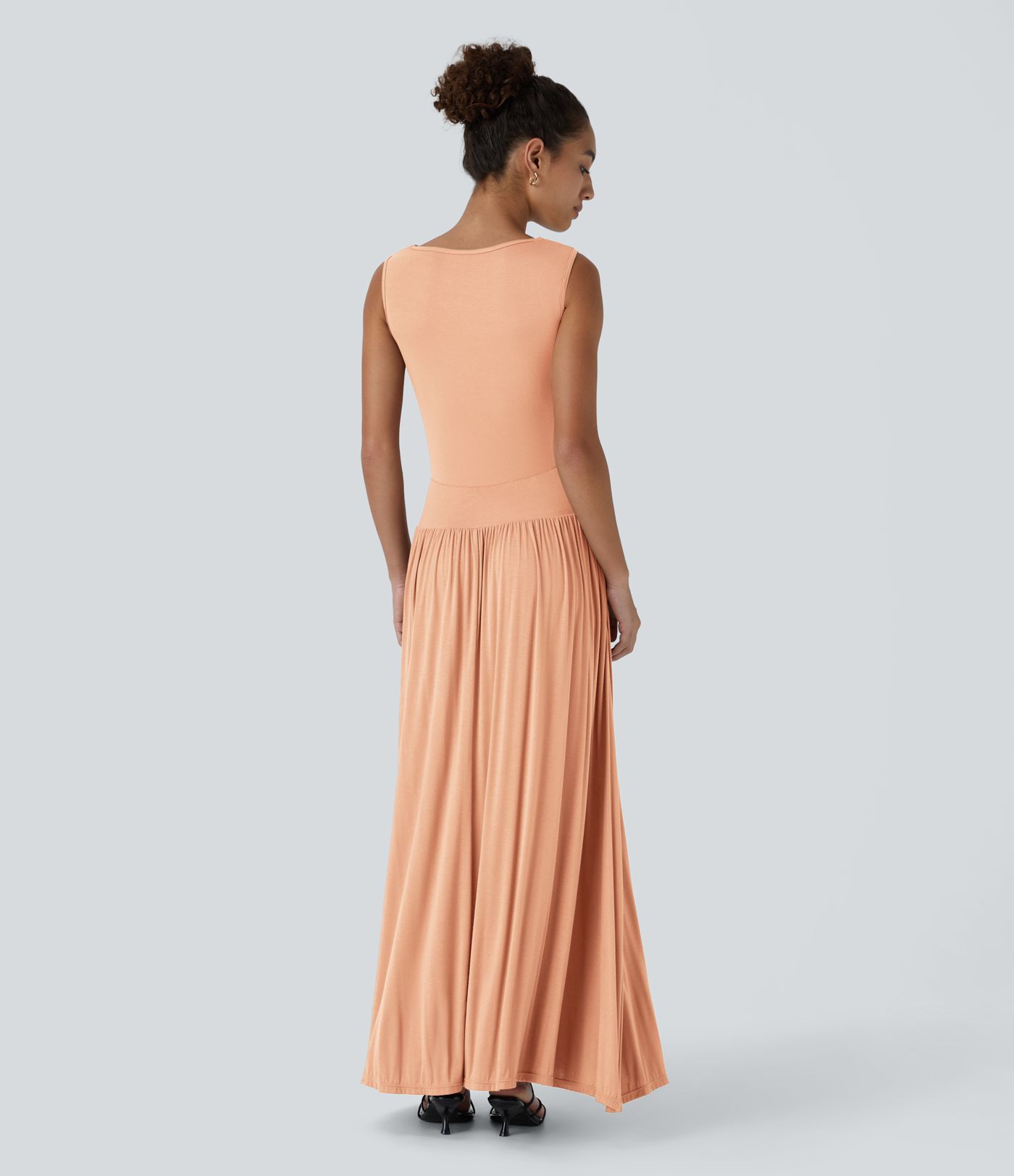 Robe longue décontractée à encolure bateau, bretelles asymétriques, côtés froncés et poches