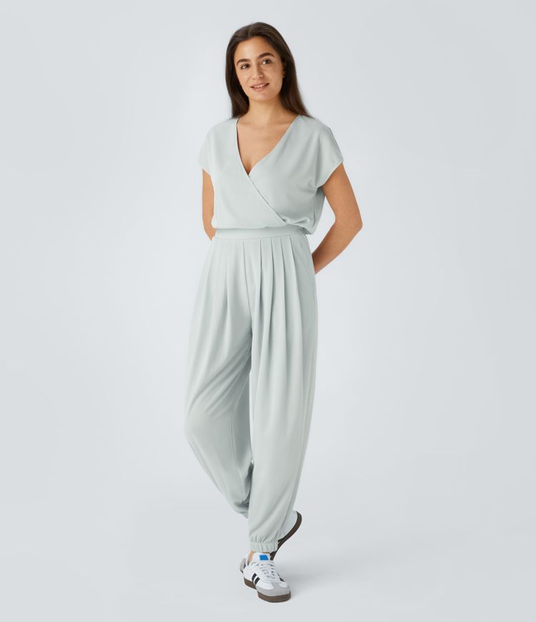 Mono jogger gofre bolsillo lateral plisado manga corta cuello V