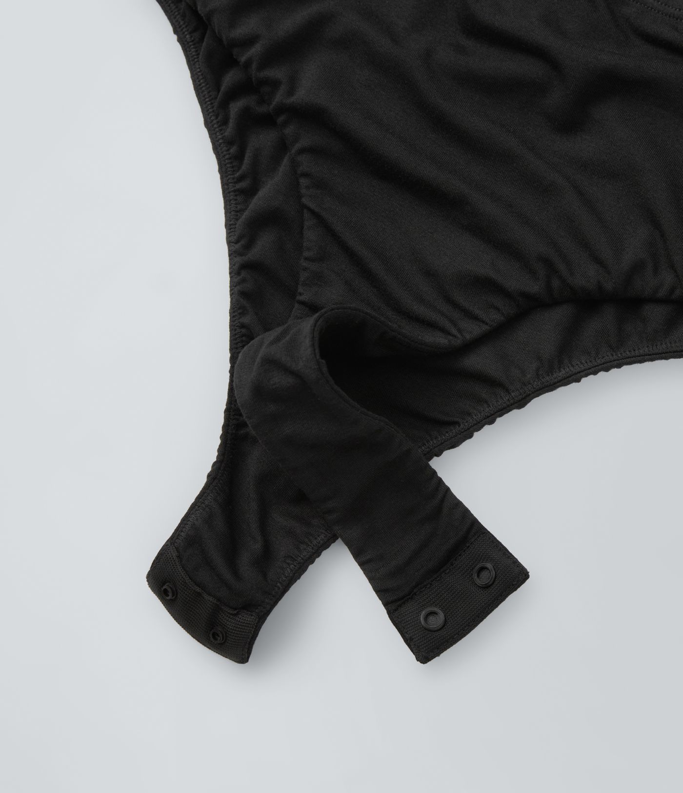 Body décolleté en V dos nu avec bretelles croisées