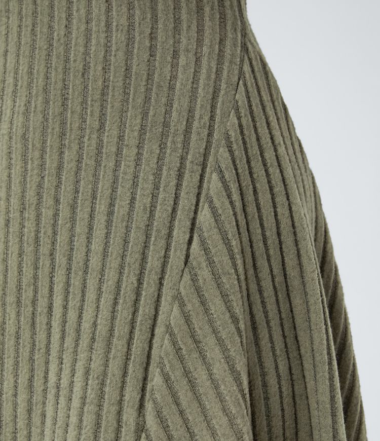 Vestido corto acanalado cuello alto manga larga