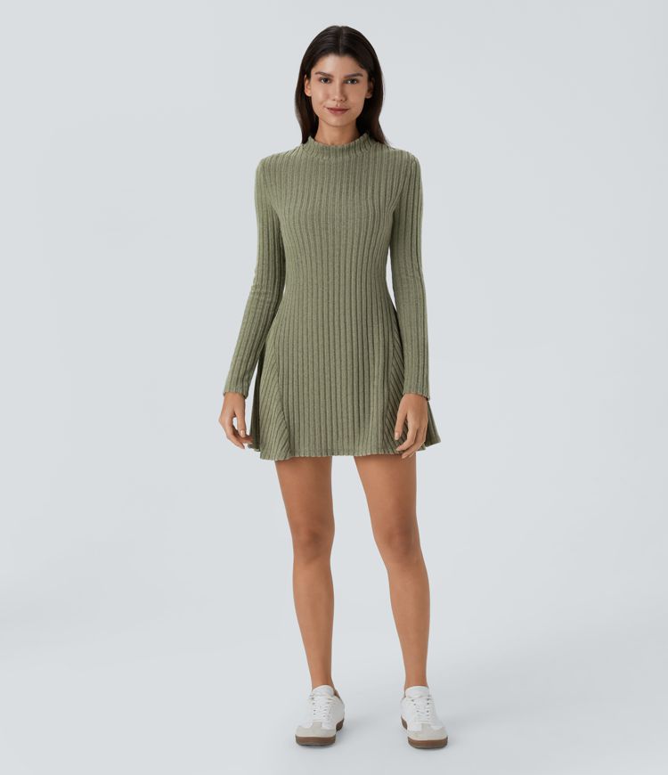 Vestido corto acanalado cuello alto manga larga