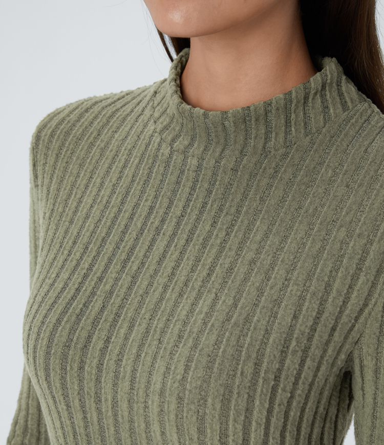 Vestido corto acanalado cuello alto manga larga