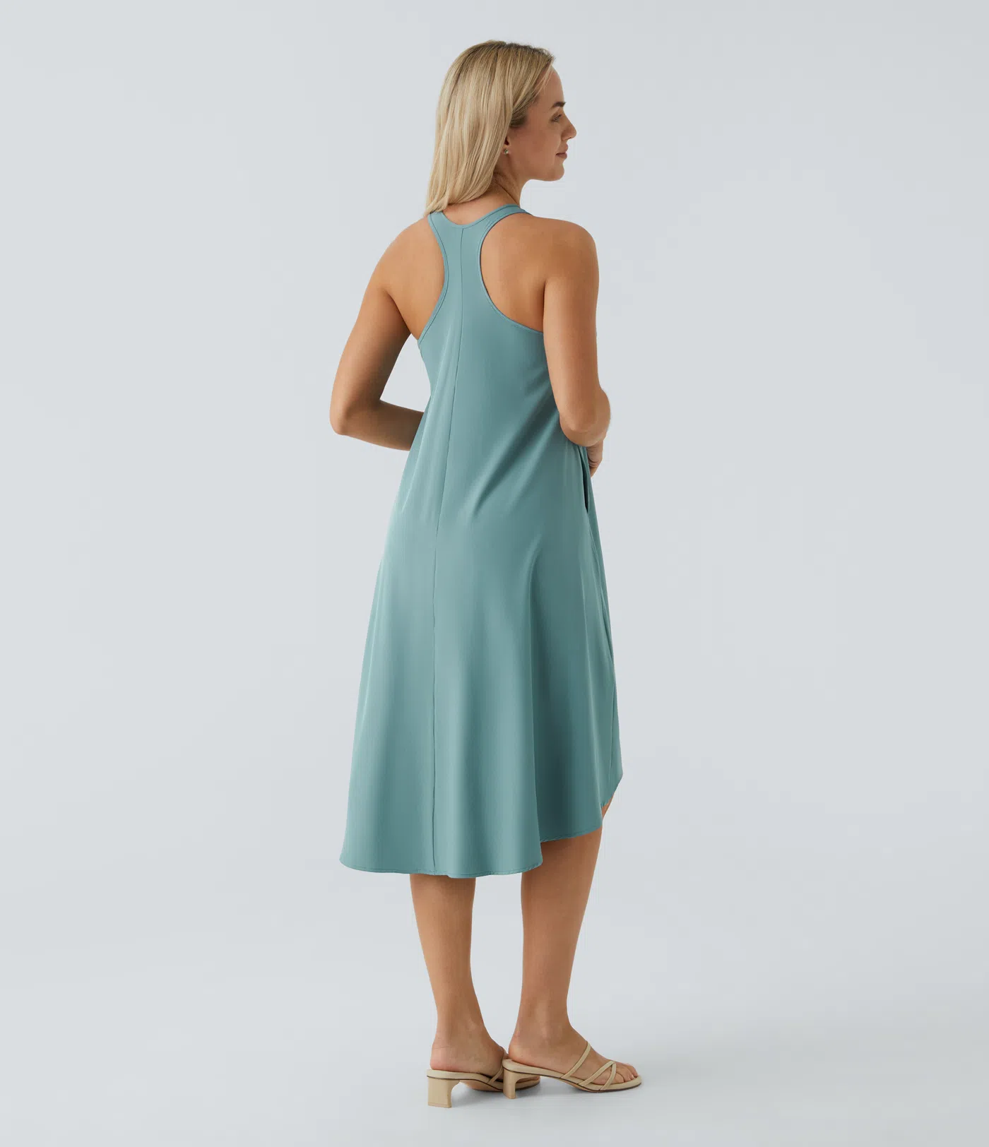 Breezeful™ - Rückenfreies, fließendes Midi-Freizeitkleid mit Seitentaschen, Racerback und High-Low-Design - A-C Cups, schnelltrocknend