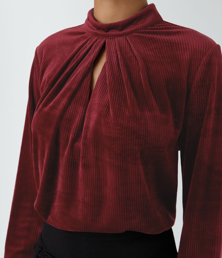Blusa manga larga botón recortado cuello alto terciopelo acanalado