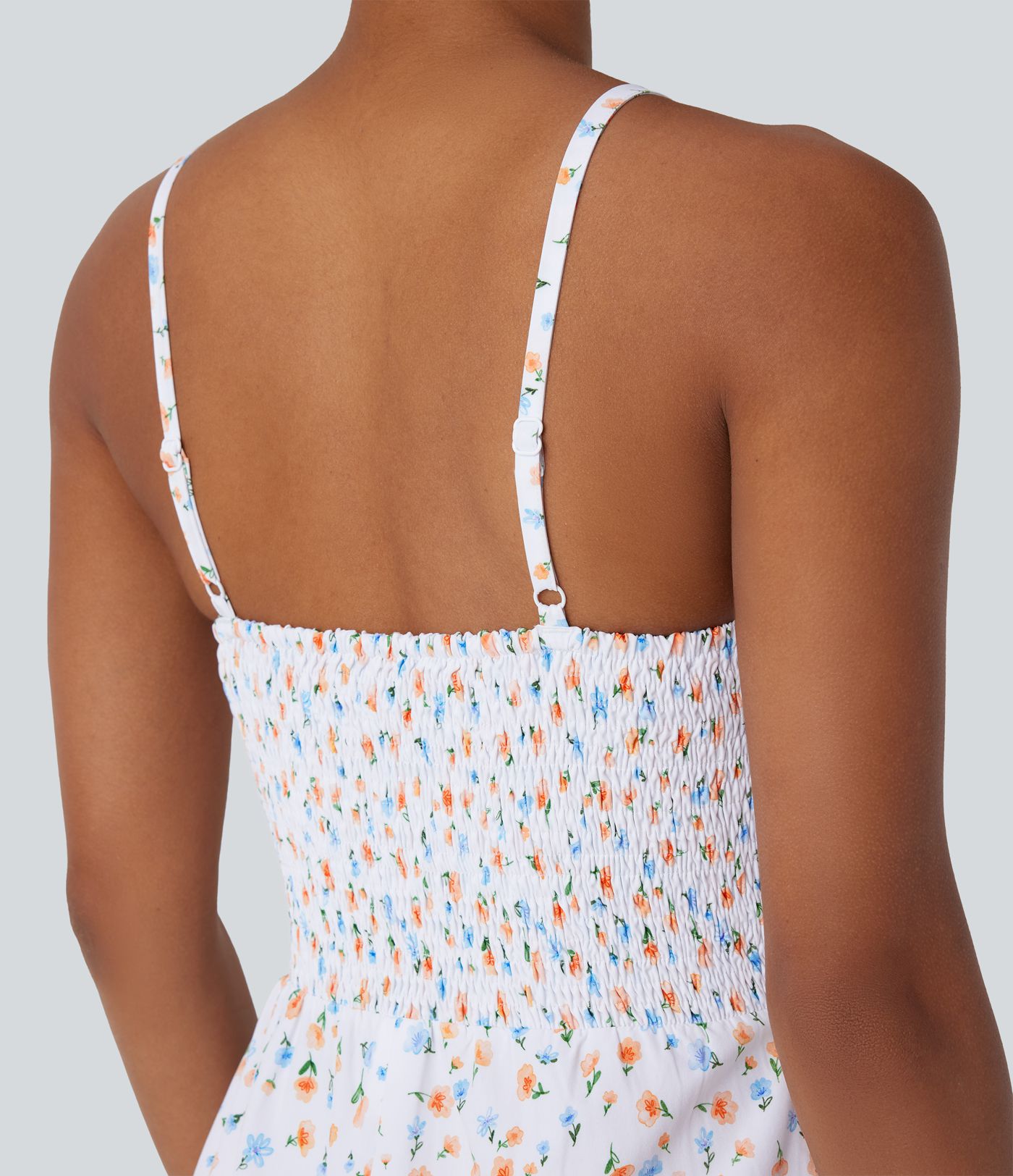 Lässiger, geraffter Jumpsuit mit Seitentaschen, verstellbaren Trägern und Blumendruck