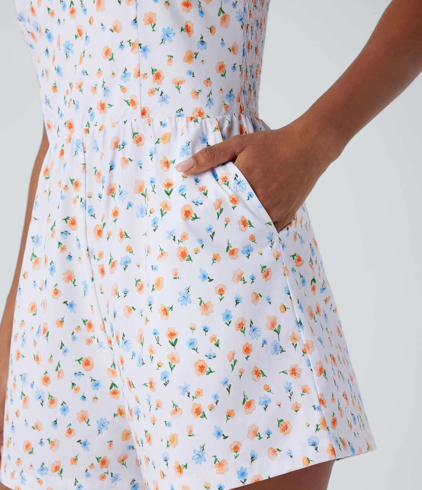 Lässiger, geraffter Jumpsuit mit Seitentaschen, verstellbaren Trägern und Blumendruck