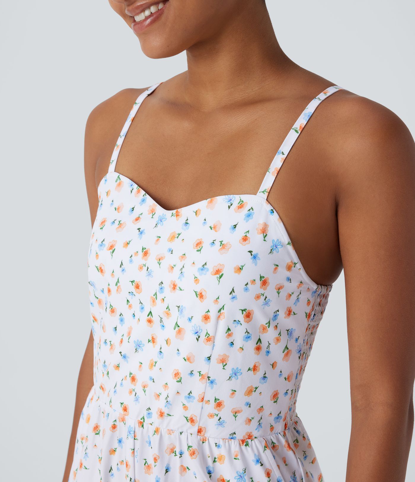 Lässiger, geraffter Jumpsuit mit Seitentaschen, verstellbaren Trägern und Blumendruck