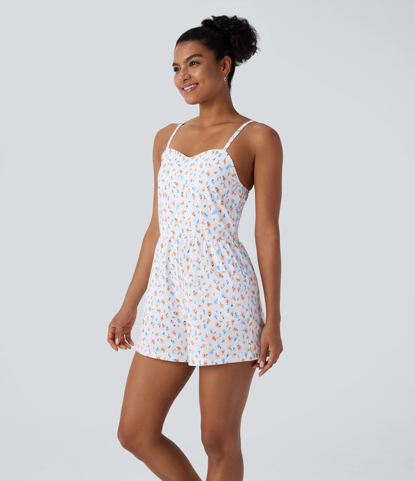 Lässiger, geraffter Jumpsuit mit Seitentaschen, verstellbaren Trägern und Blumendruck