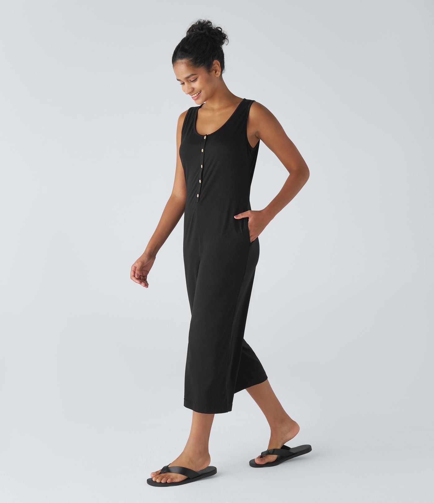 Mono casual sin mangas con cuello U, bolsillos y longitud Capri