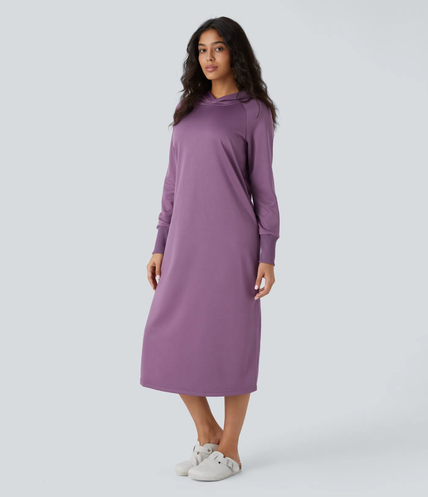 Vestido midi abertura manga larga capucha