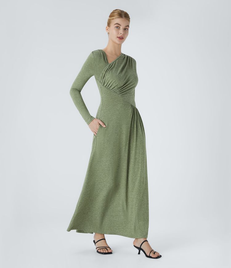 Plissiertes, fließendes Maxi-Kleid mit asymmetrischem Ausschnitt, langen Ärmeln und Seitentaschen