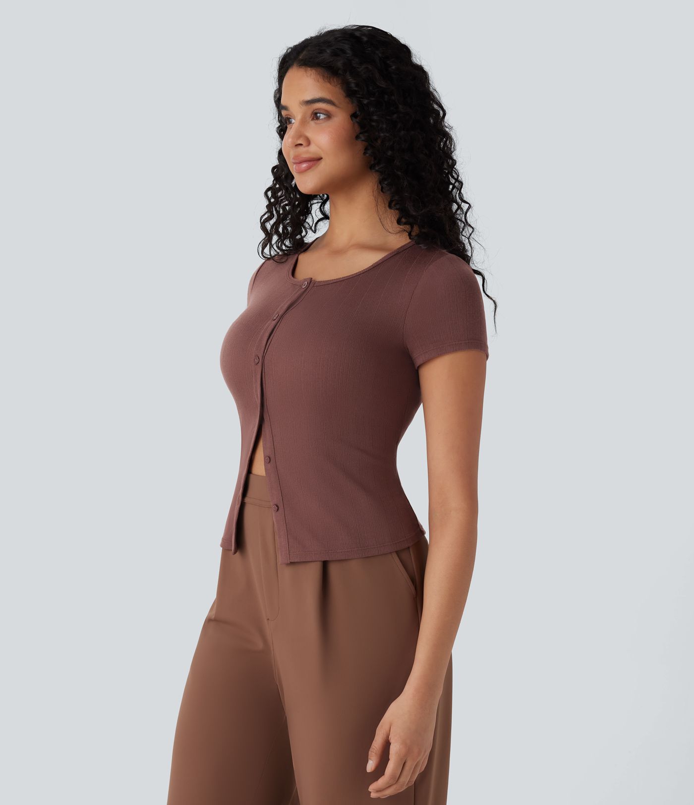 Haut de travail ajusté en maille côtelée, col carré et boutonnage