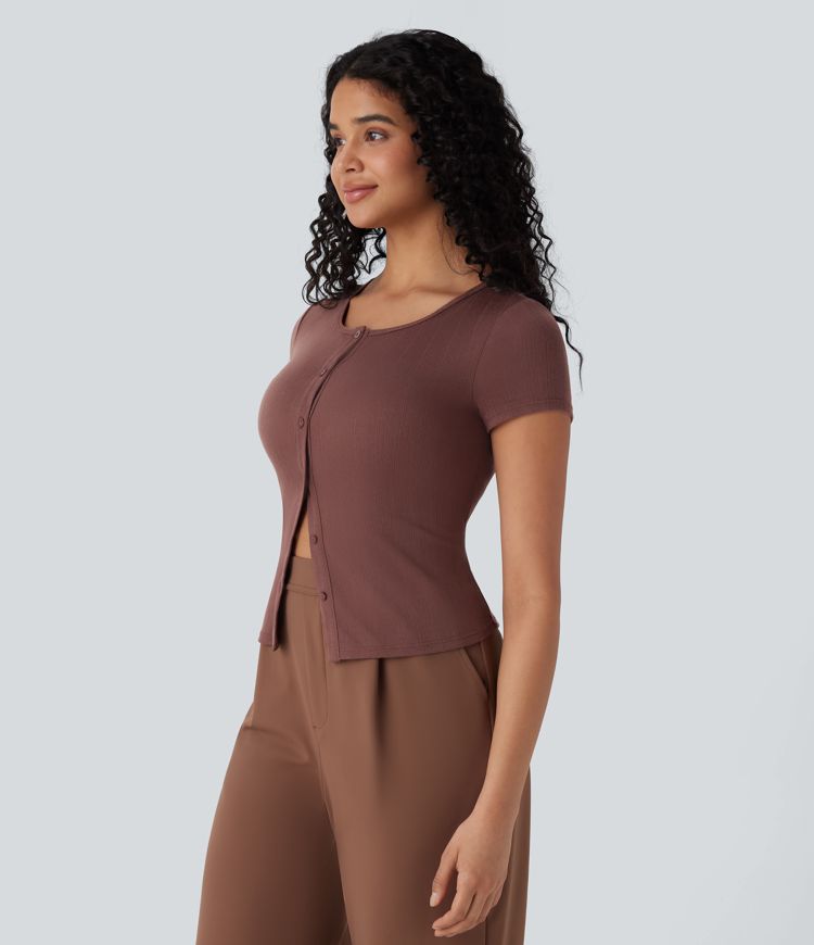 Haut de travail ajusté en maille côtelée, col carré et boutonnage