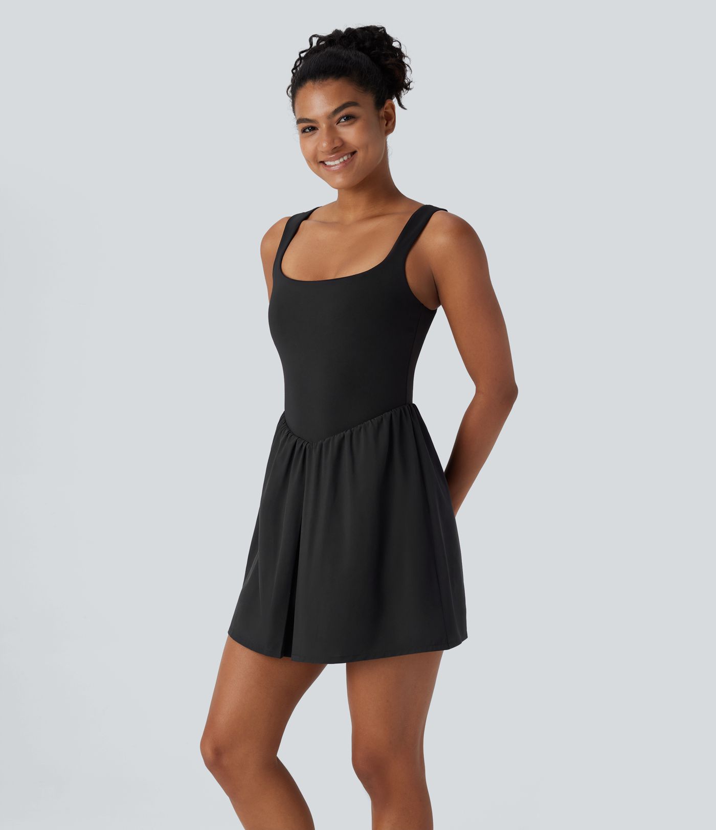 Robe de yoga courte 2-en-1 à col carré et dos nu avec poches latérales Breezeful™