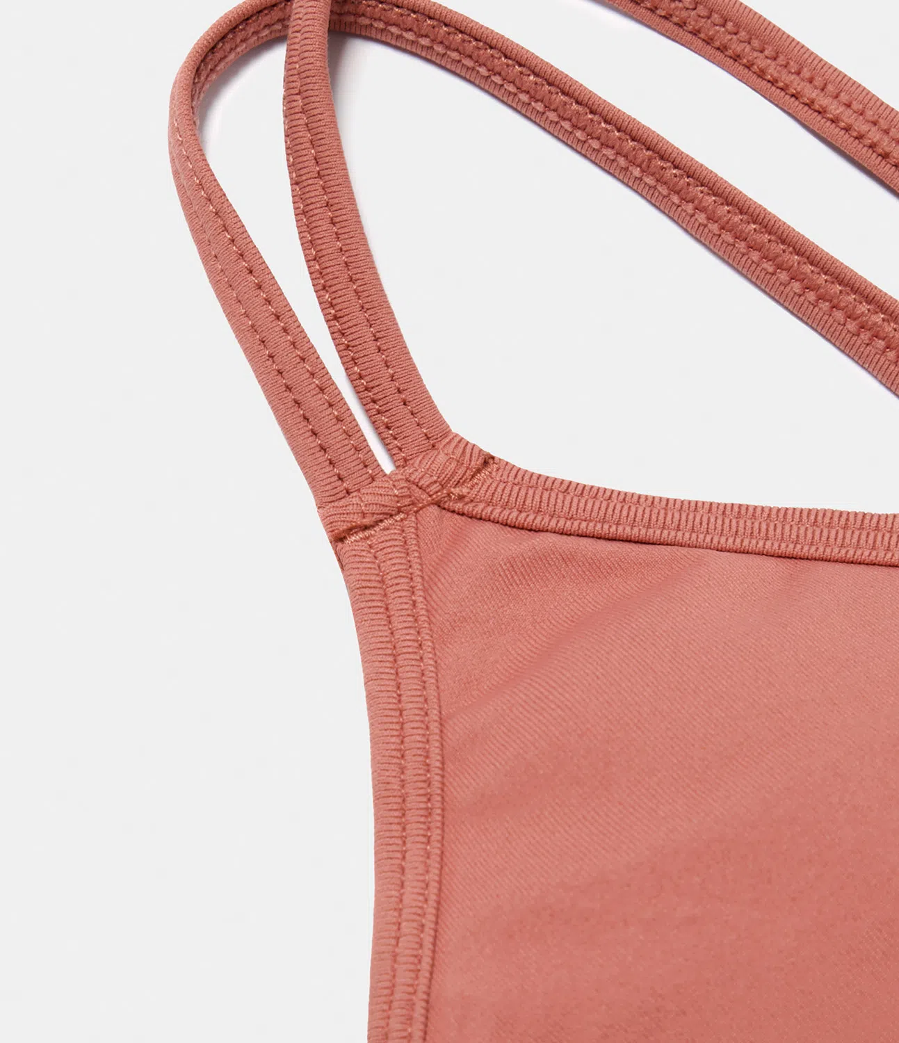 Rückenfreier, geraffter Sport-BH mit geringem Support, überkreuzten Doppelträgern und nahtlosem Flow - A-C Cups