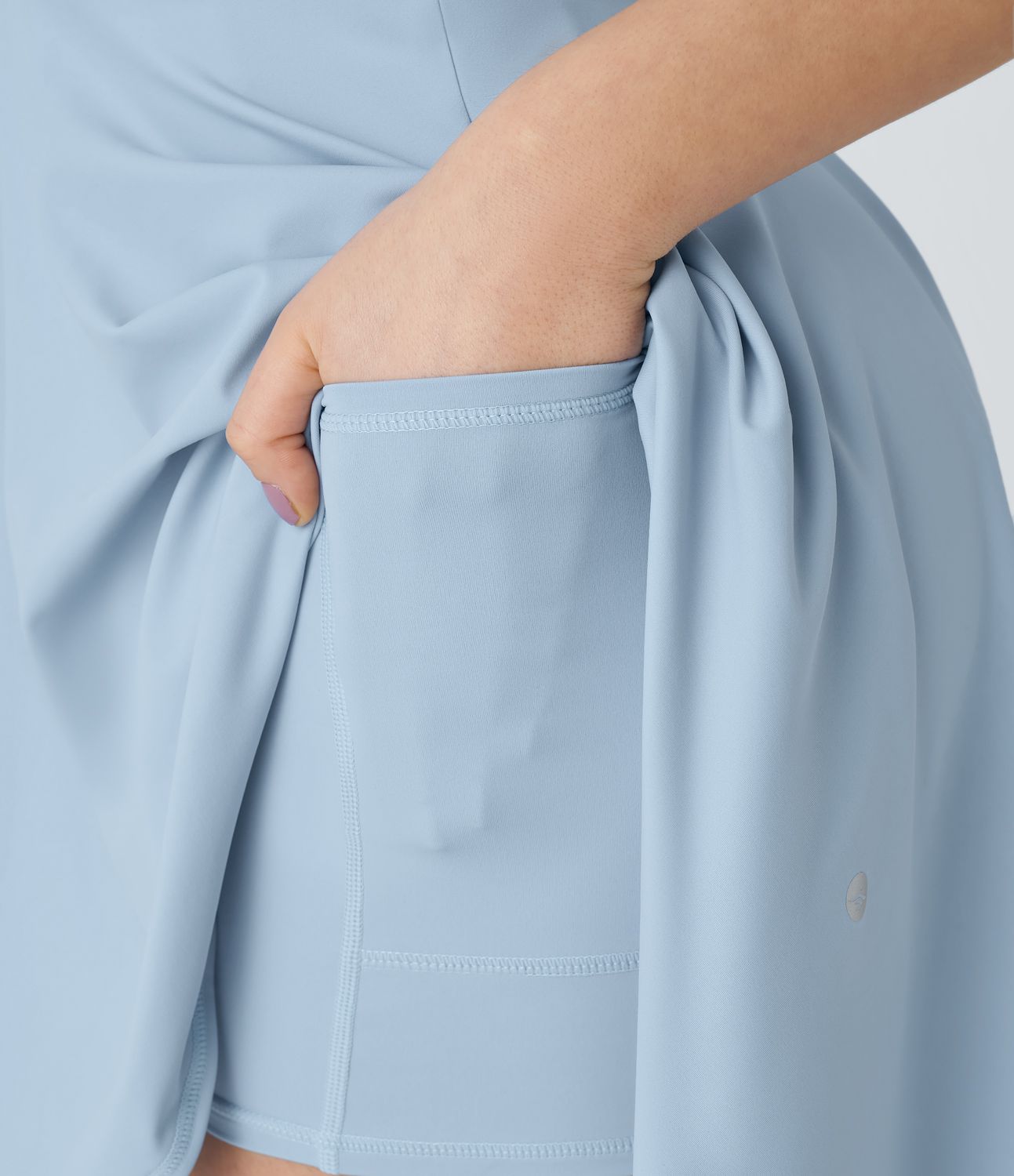 Softlyzero™ Airy Rückenfreies, ausgestelltes  2-in-1 Mini-Kleid mit Bindeband am Rücken, Seitentaschen und Cool-Touch-UPF50+ 