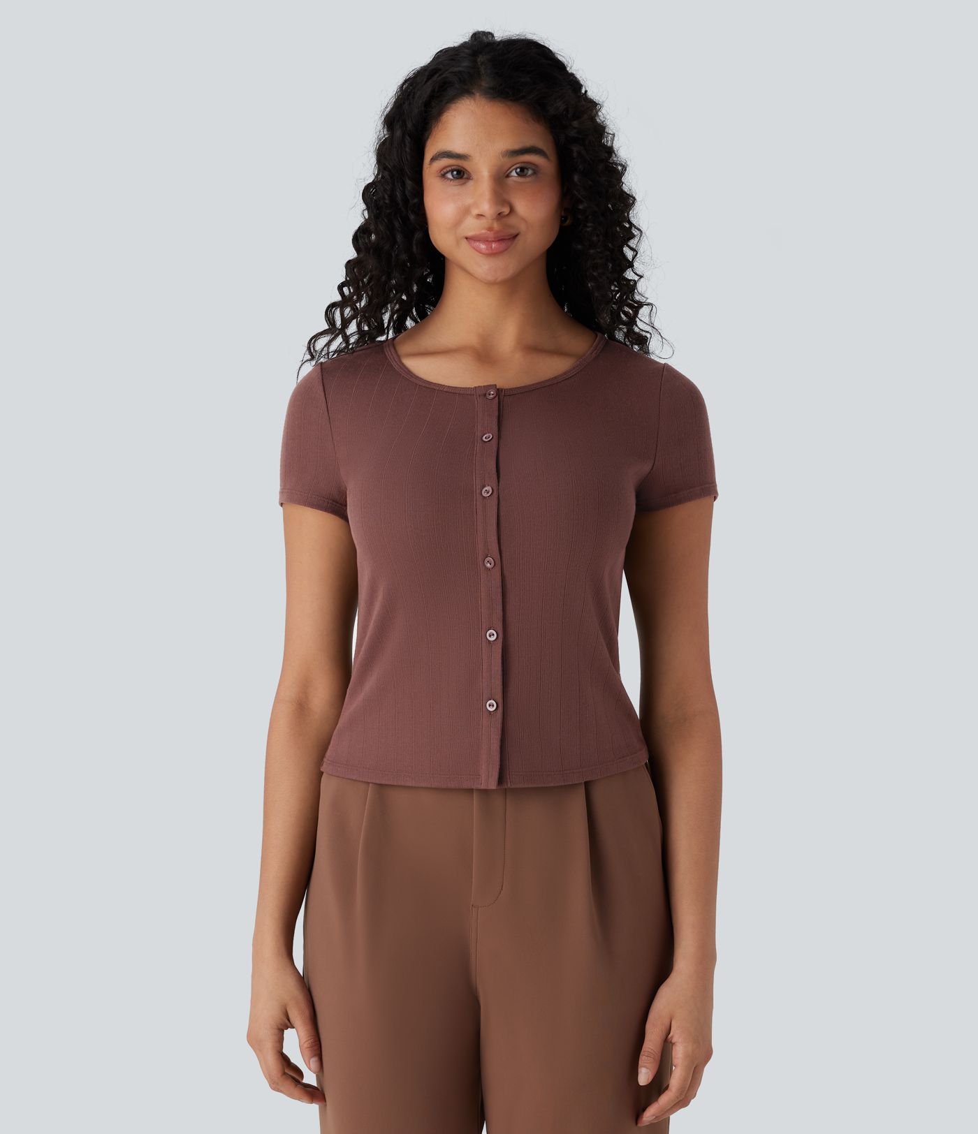 Haut de travail ajusté en maille côtelée, col carré et boutonnage