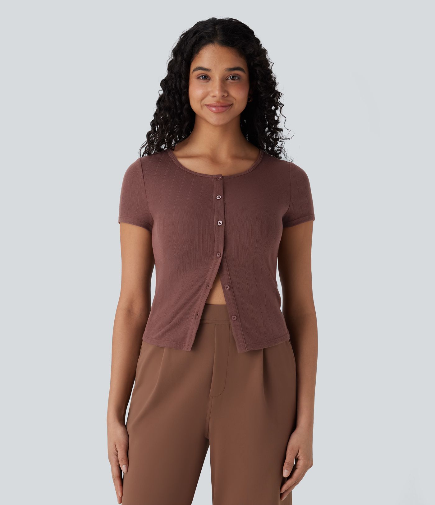 Haut de travail ajusté en maille côtelée, col carré et boutonnage