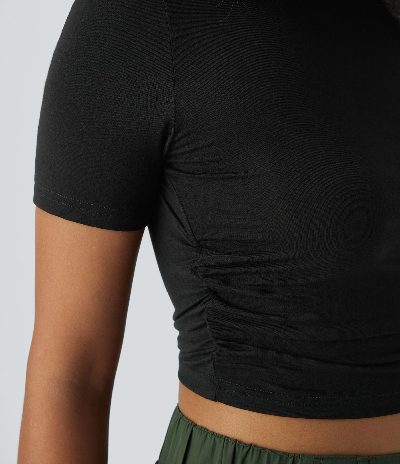 Camiseta recortada ajustada pliegue manga corta cuello redondo